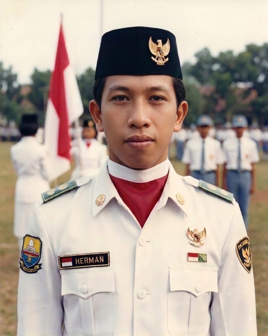 43 TAHUN LALU — H. HERMAN, PETUGAS PENURUNAN BENDERA PUSAKA PASKIBRAKA PROVINSI JAMBI TAHUN 1983